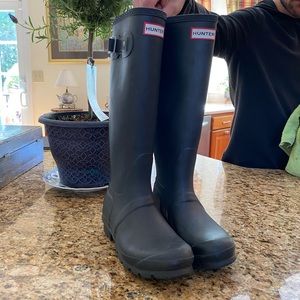 Immaculate navy blue hunter boots! Size 6